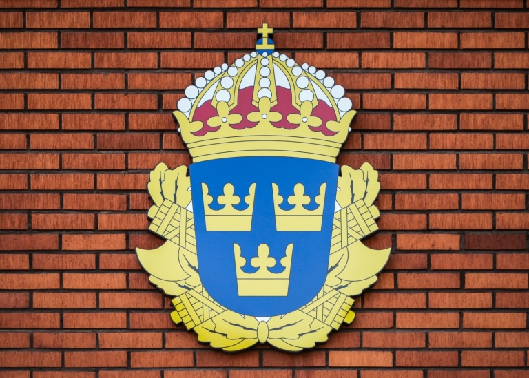 Polismärke på fasad