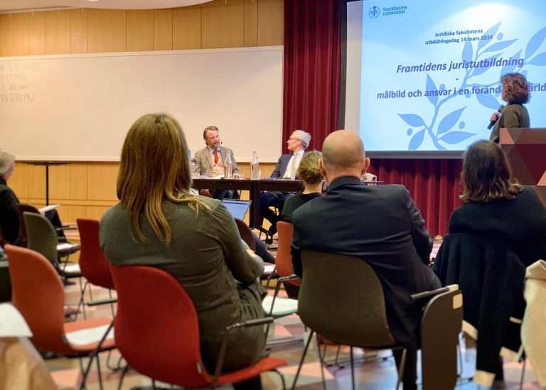 Foto från konferenssalen på paneldeltagarna