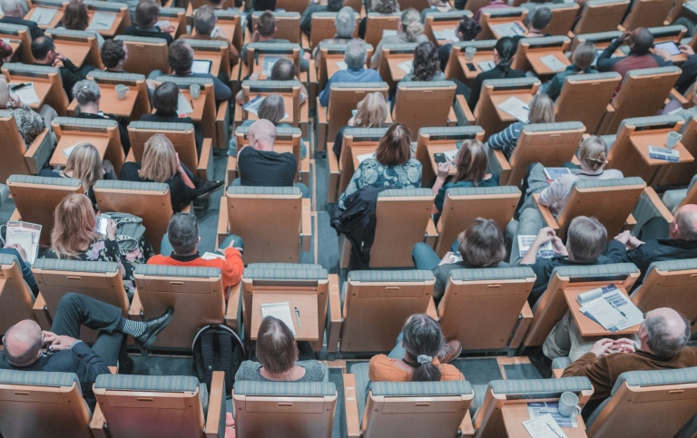 Photo taget uppifrån på studenter i ett auditorium.