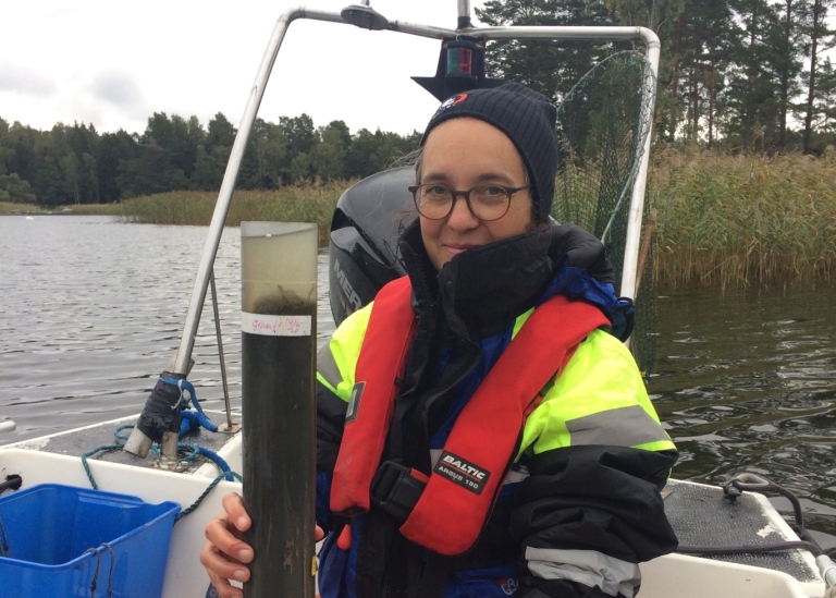 Forskare Sofia Wikström håller ett provrör med bottensediment. Foto: Betty Gubri