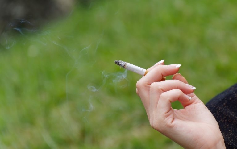 En hand som håller en cigarett.