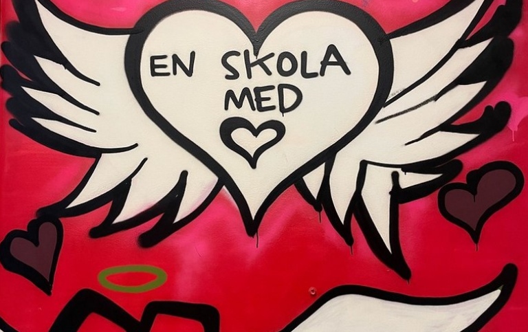 Ett hjärta med vingar o texten "En skola med" + ritat hjärta. Ett till hjärta med vingar och gloria.