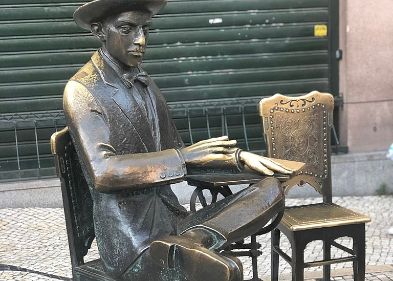 Estatua del escritor Fernando Pessoa en el Café Brasileira en Lisboa, Portugal.