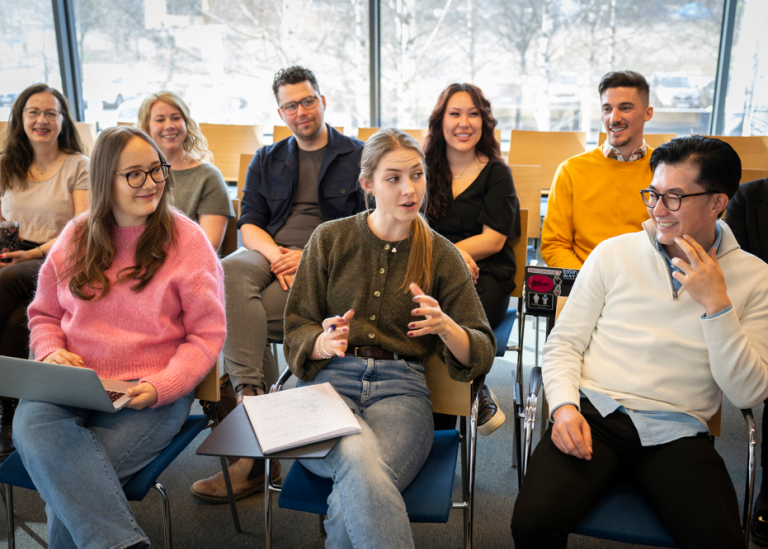 Undervisning, studenter diskuterar