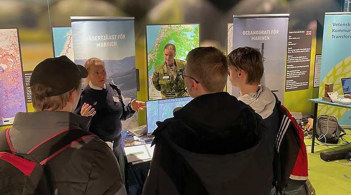 studenter lyssnar på en kommunikatör från forsvarsmakten