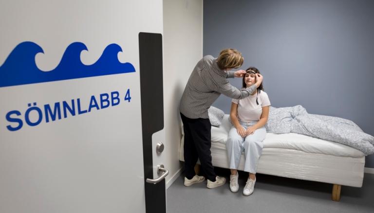 Testperson deltar i experiment i sömnlabbet, Psykologiska institutionen.