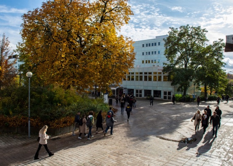Människor utanför Södra huset en solig höstdag. Foto: Ingmarie Andersson