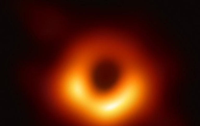 EHT:s bild av ett svart hål.