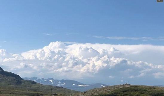 Himmel, moln, berg.