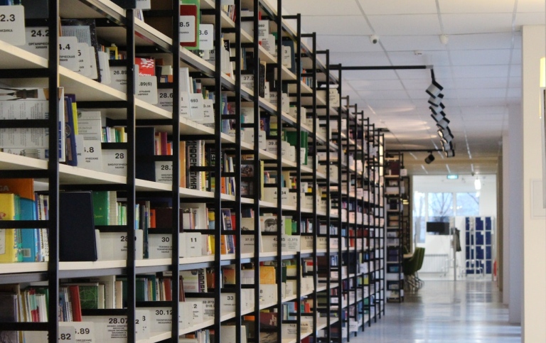 Bokhylla i bibliotek