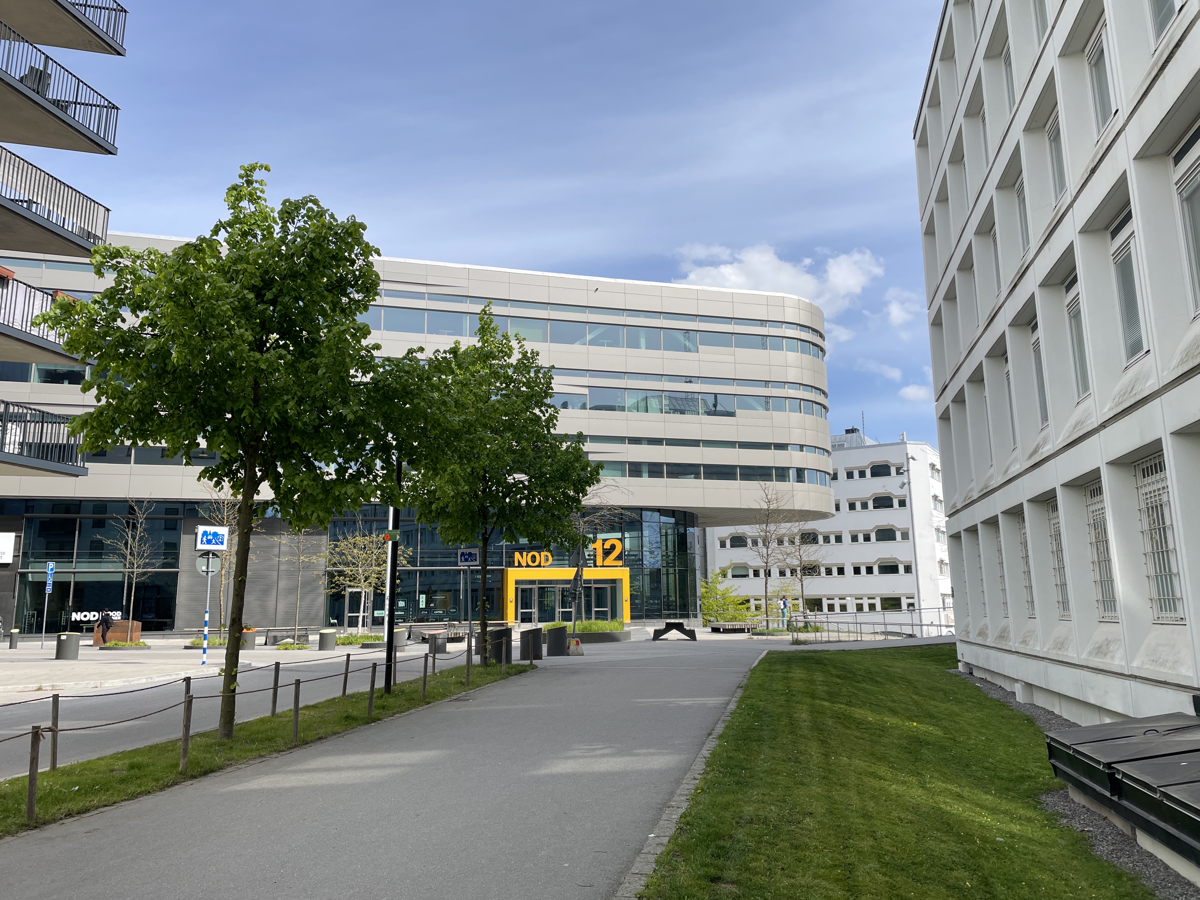 Byggnader och gatan utanför Nodhuset i Kista där DSV har sina lokaler.