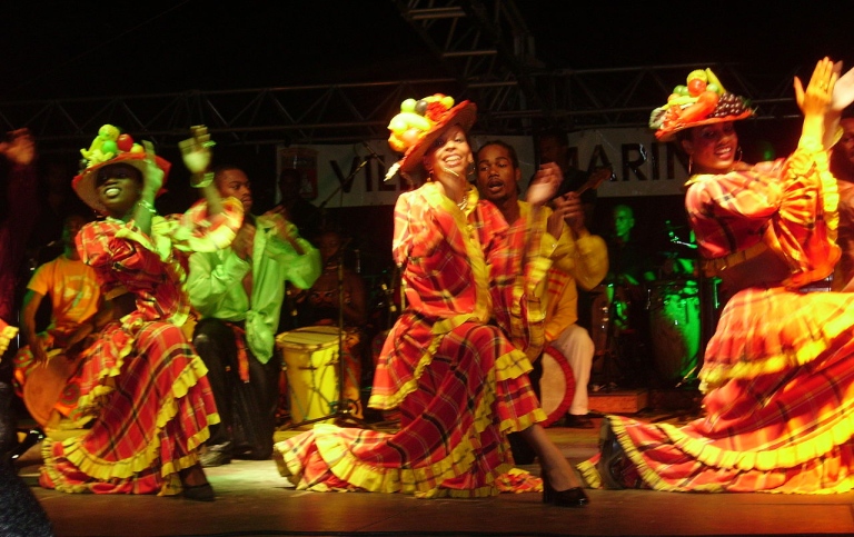 Costumes de Carnaval inspirés du costume traditionnel martiniquais en madras