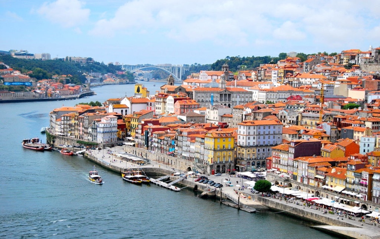 Vy av Porto från Ponte Dom Luis I
