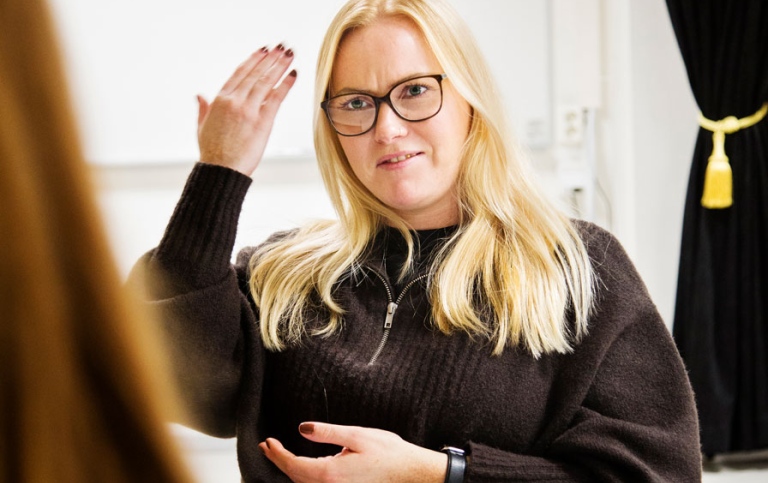 Kvinnlig student tränar på teckenspråk. Foto: Lena K Johansson