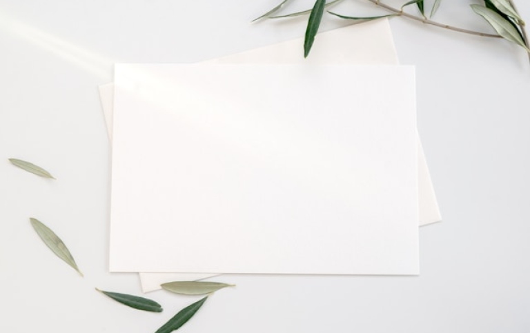 Lavendelfält i Drôme i Frankrike. unsplash.com/fr/photos/papier-dimprimante-blanc-avec-feuilles-vert