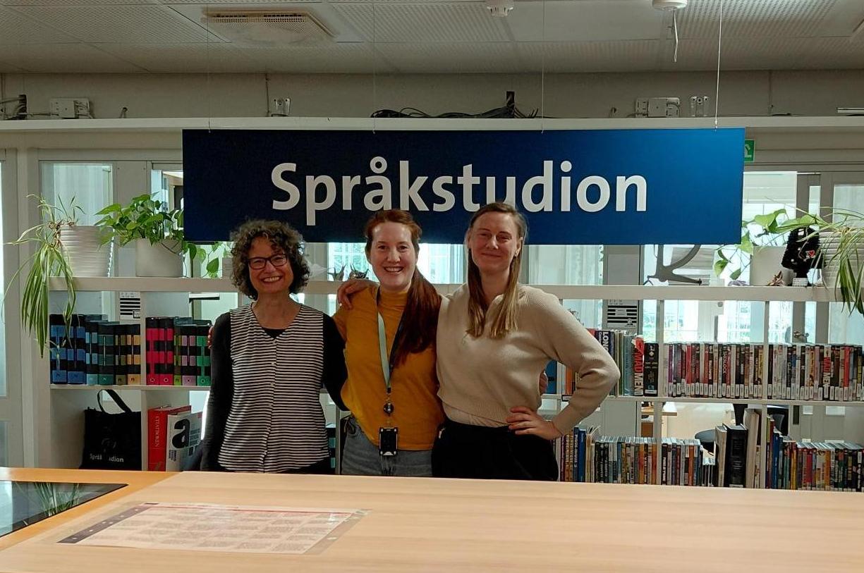 Foto på Margareta Strasser tillsammans med Språkstudions personal i Språkstudions reception