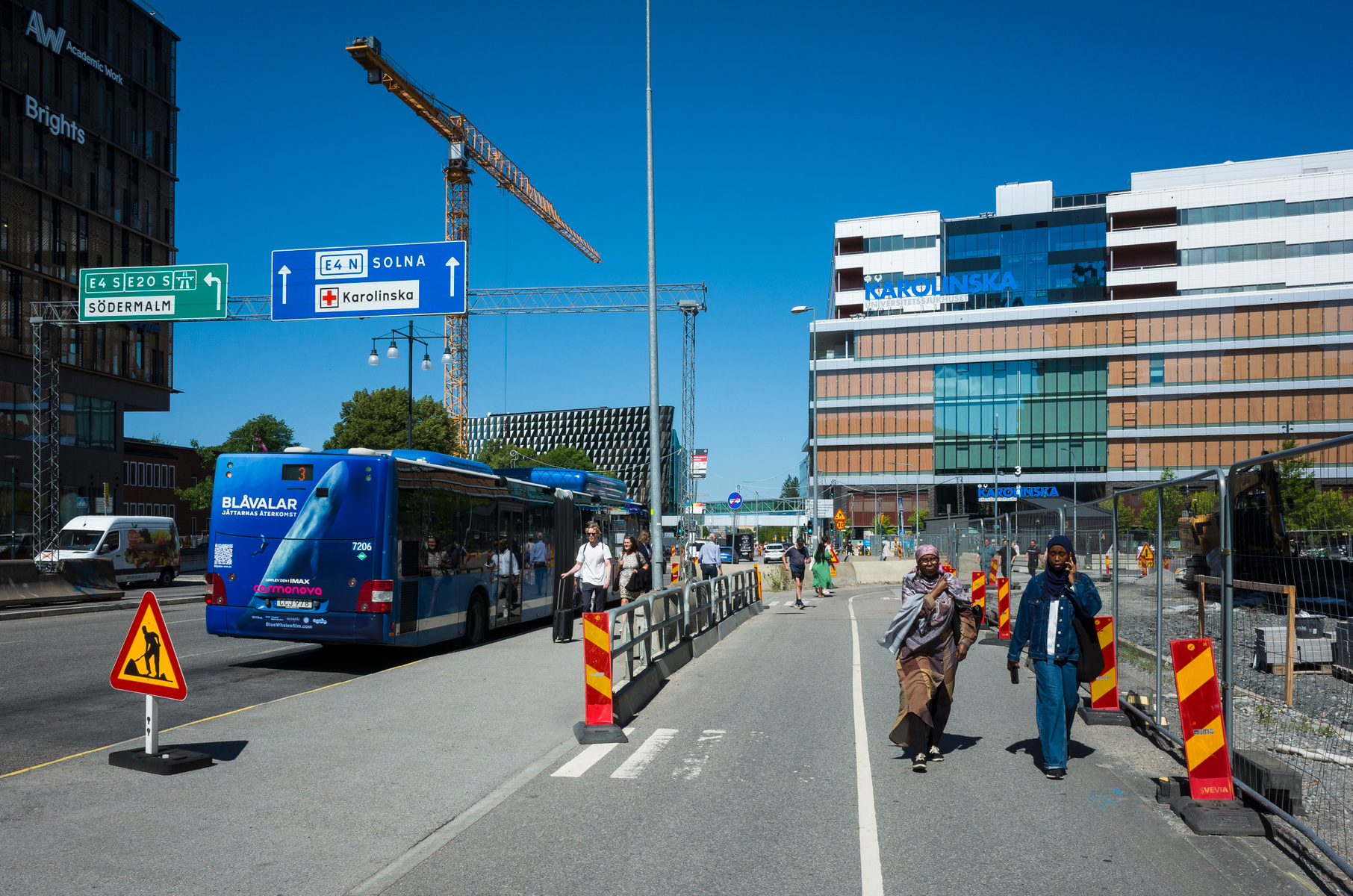 Gatuvy nära Karolinska universitetssjukhuset i Solna.