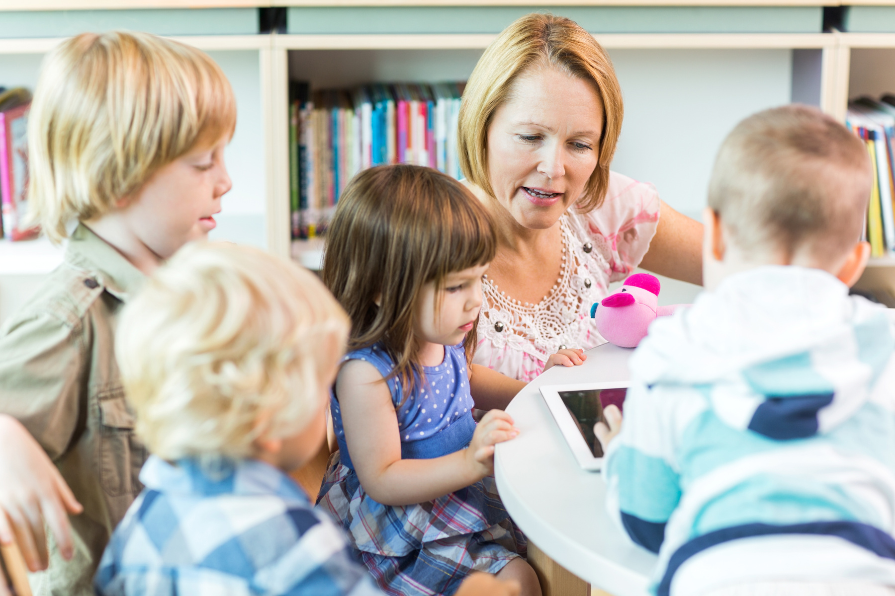 Grupp av förskolebarn tillsammans med en pedagog