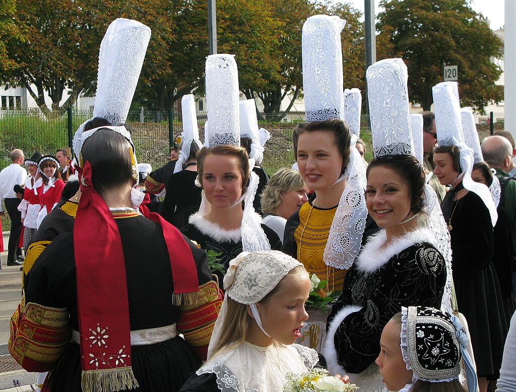 Coiffes bretonnes traditionnelles du cercle Ar Vro Vigoudenn portée pour la Grande Parade du Festival Interceltique de Lorient en 2009. Foto: XIIIfromTOKYO, CC BY-SA 3.0, via Wikimedia Commons