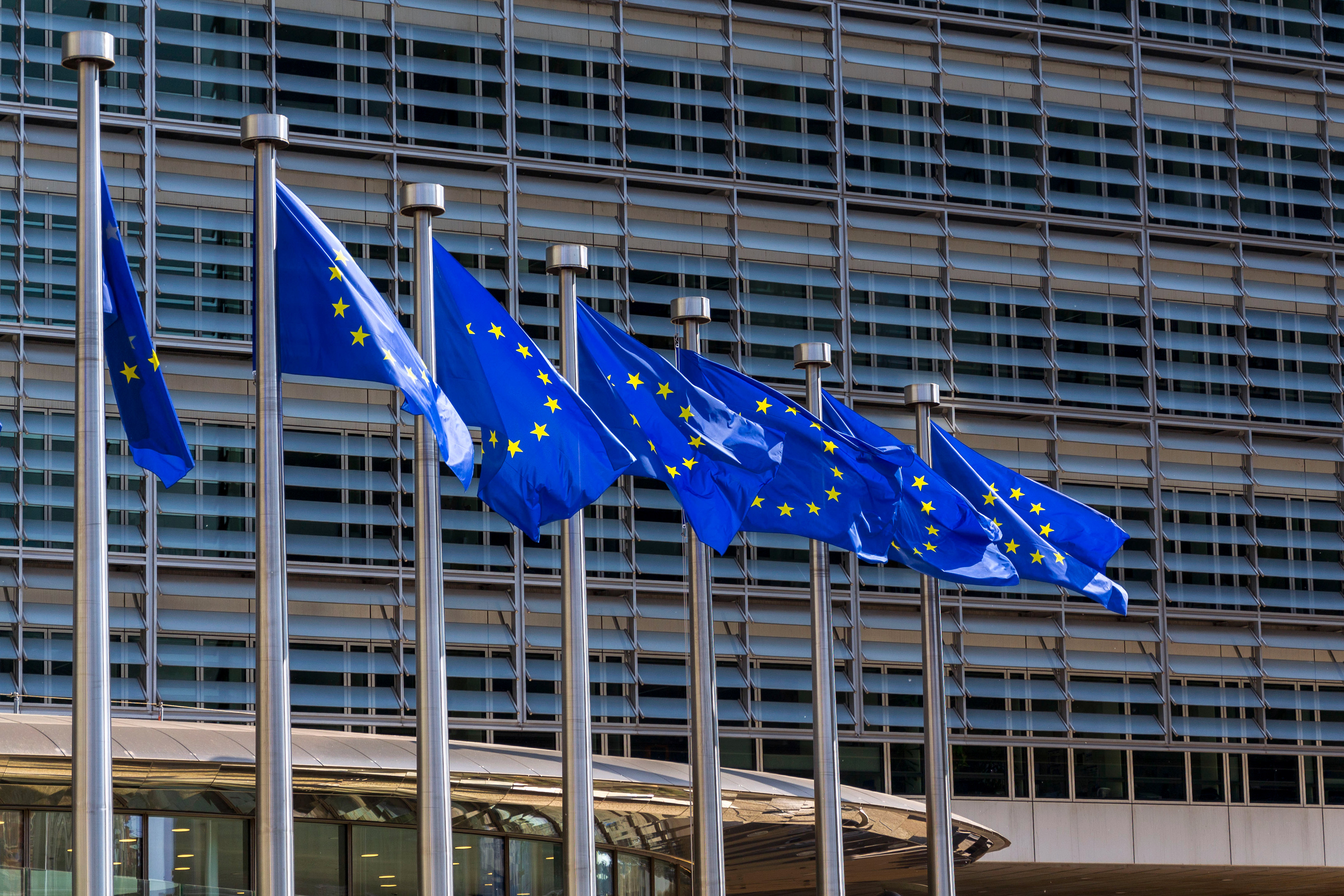EU-flaggor utanför Europeiska kommisionens huvudbyggnad i Bryssel