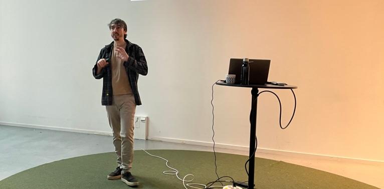 Nicolas Harrand, forskare på DSV, föreläser.