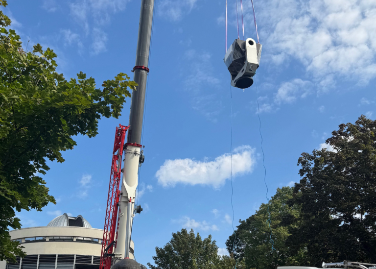 The new telescope was lifted up to the roof of AlbaNova by a big crane.