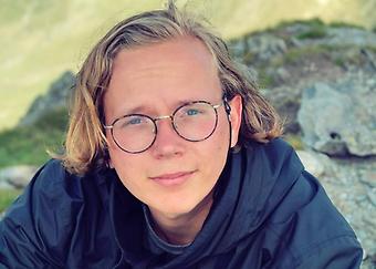 Bild på man i glasögon