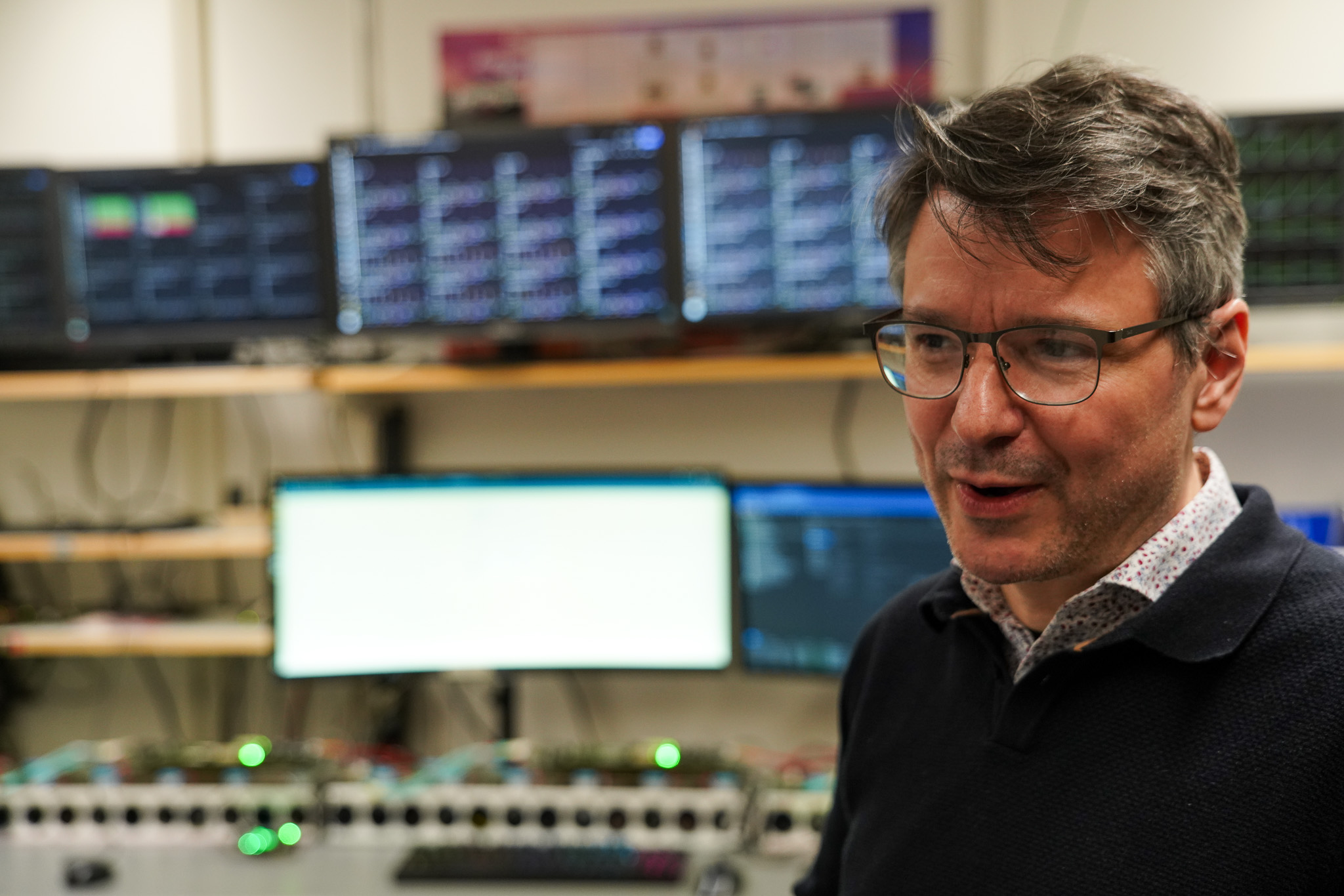Christophe Clément, forskare och styrelseledamot vid OKC, professor vid Institutionen för fysik, Stockholms universitet, samt ledande medlem i Stockholms ATLAS-grupp som arbetar med det strålningsbeständiga DaughterBoard för uppgraderingen av ATLAS Tile Calorimeter vid CERN. Foto: Samuel Avraham / Oskar Klein Centre