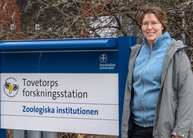Person vid en skylt där det står Tovetorps forskningsstation.