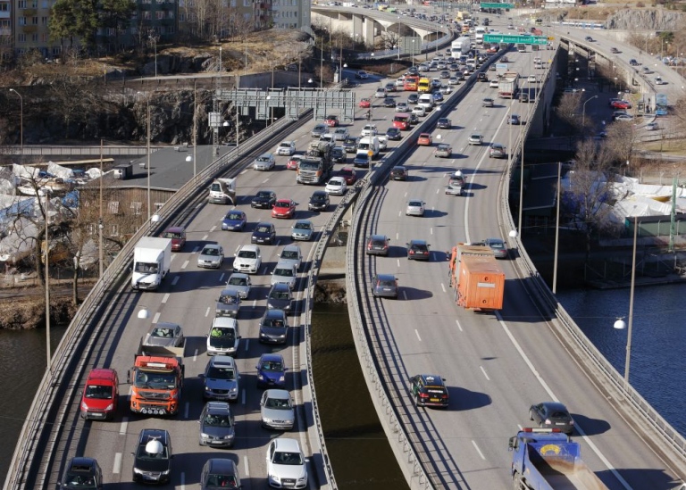 Morgonrusningen på Essingeleden vid Fredhällstunneln.