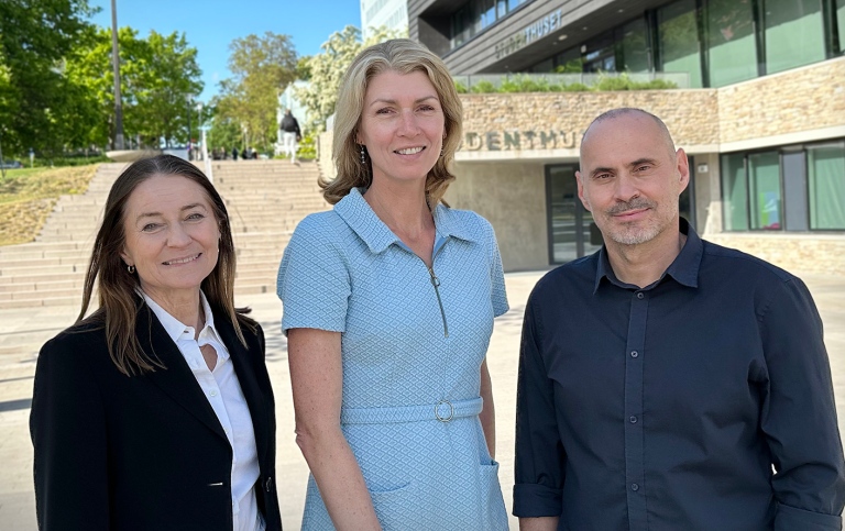 Gruppbild på pristagarna Eva Fromholz Eva Hedlund och Juan Carlos Cruz Suárez