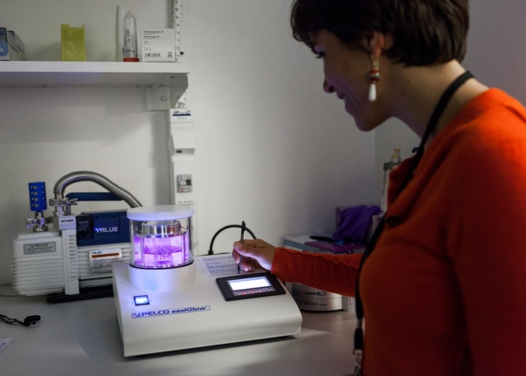 Marta Carroni vid kryoelektronmikroskop på SciLifeLab.