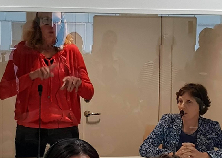 Tolkar i tolkbås, teckenspråkstolkning och talad tolkning. Foto: Pia Nordin