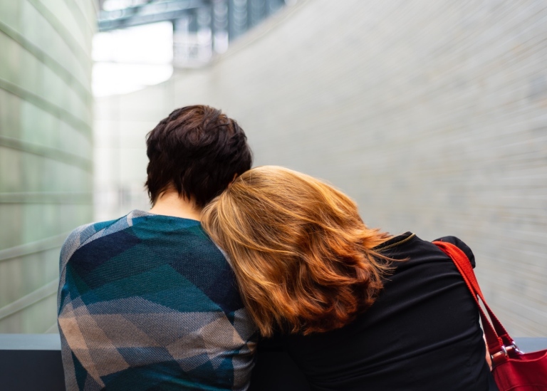 Två personer som lutar huvudet emot varandra