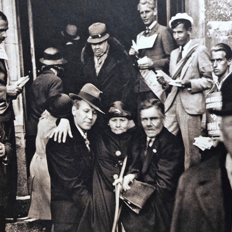 Ur bokomslag för Allmän rösträtt? Rösträttens begränsningar i Sverige efter 1921, Makadam förlag.