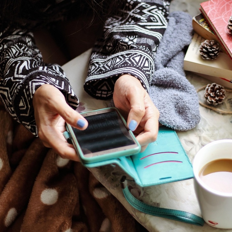 Händer och mobiltelefon. Foto: Marie /Pixabay