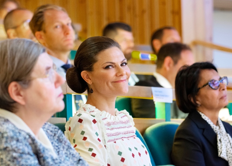 Kronprinsessan Viktoria tittar i kameran och ler
