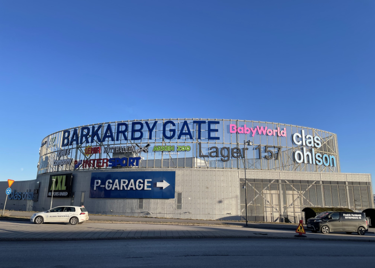 Bild på fasad vid Barkarby Gate med flera företagsloggor på
