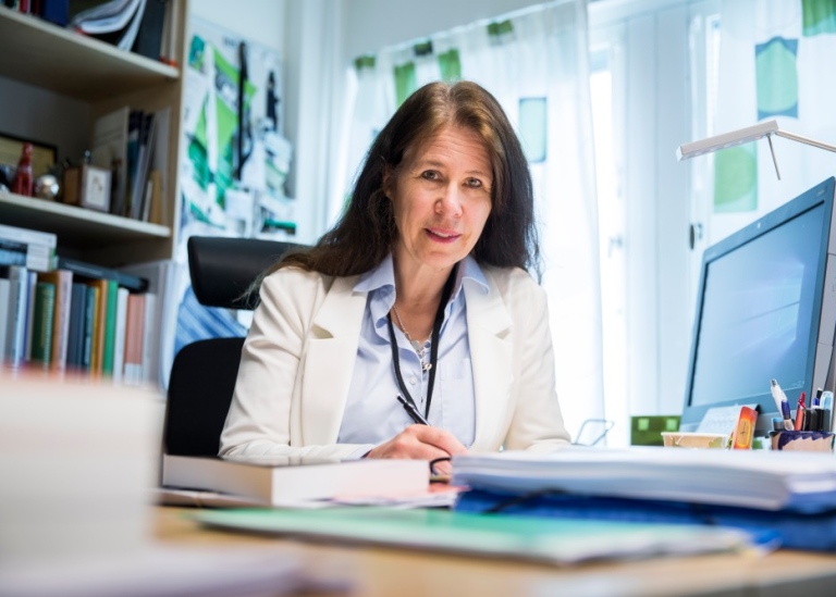 Cecilia vid skrivbordet
