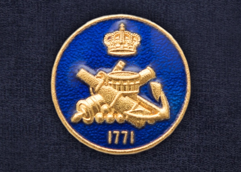 Knapp med Kungl. Örlogsmannasällskapets emblem
