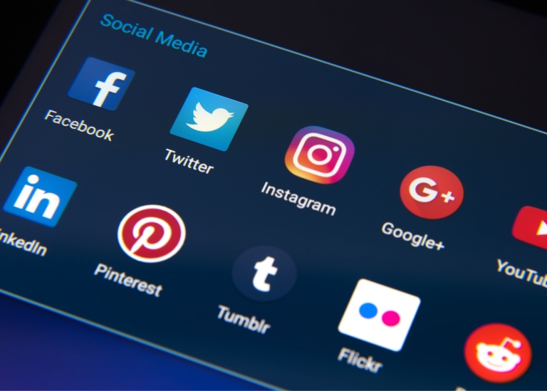 Bild på smartphone med sociala medie-appar