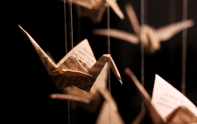origami fågel som hänger i en tråd