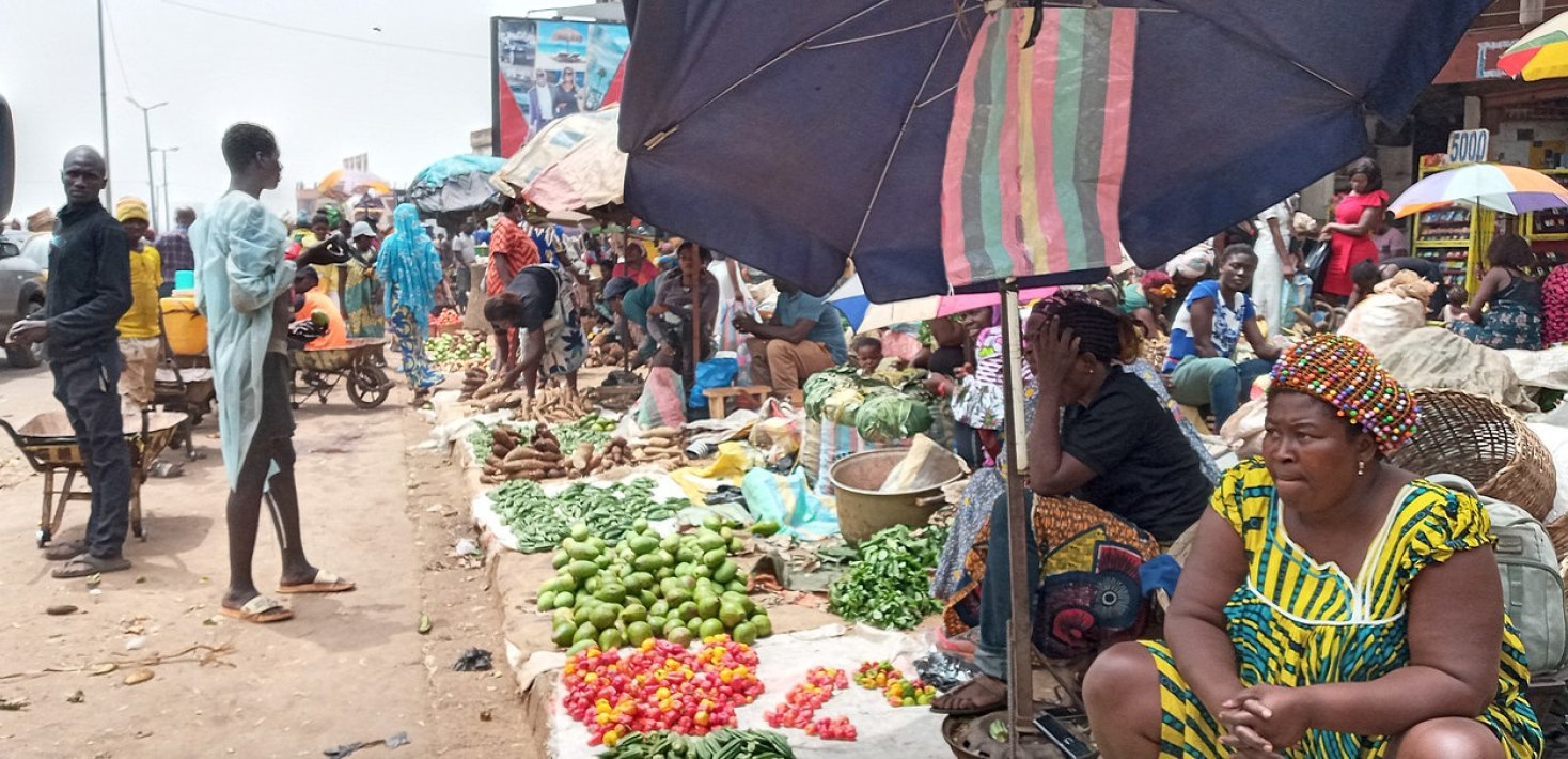 L'insouciance des populations dans les marchés de Yaoundé, capitale du Cameroun, alors que la Covid-