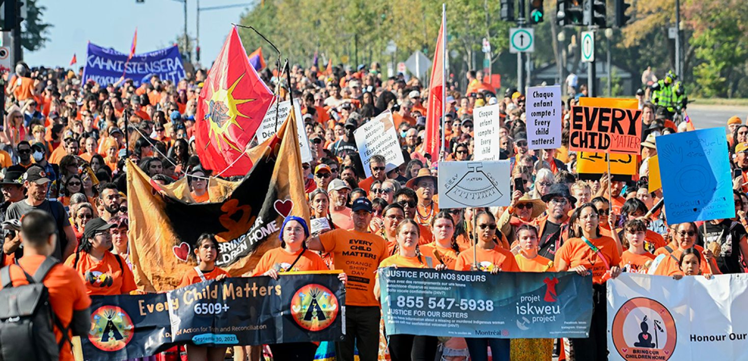Des personnes participent à une marche à l'occasion de la Journée nationale de la vérité et de la ré