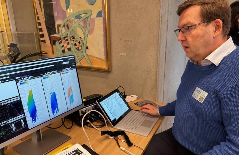 Sten Ternström från KTH demonsterar Fonadyn, ett mjukvaruprogram som visar en röstkarta i realtid.