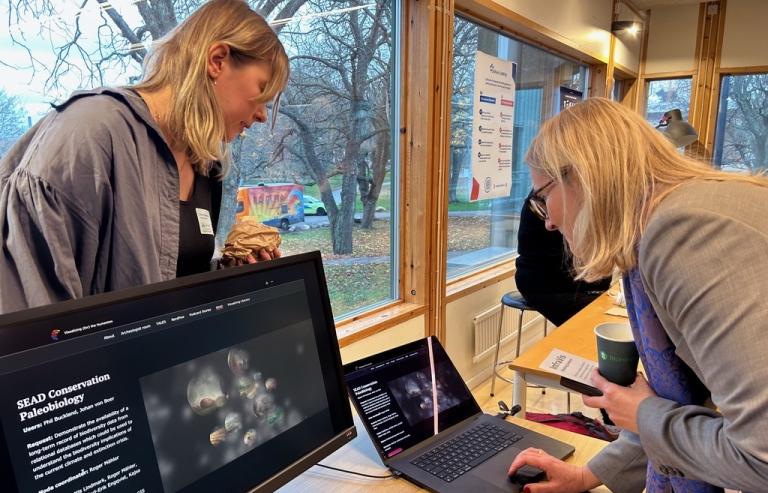 Linnéa Tjernström (to the left), communicator at Umeå University, demonstrates InfraVis – the nation