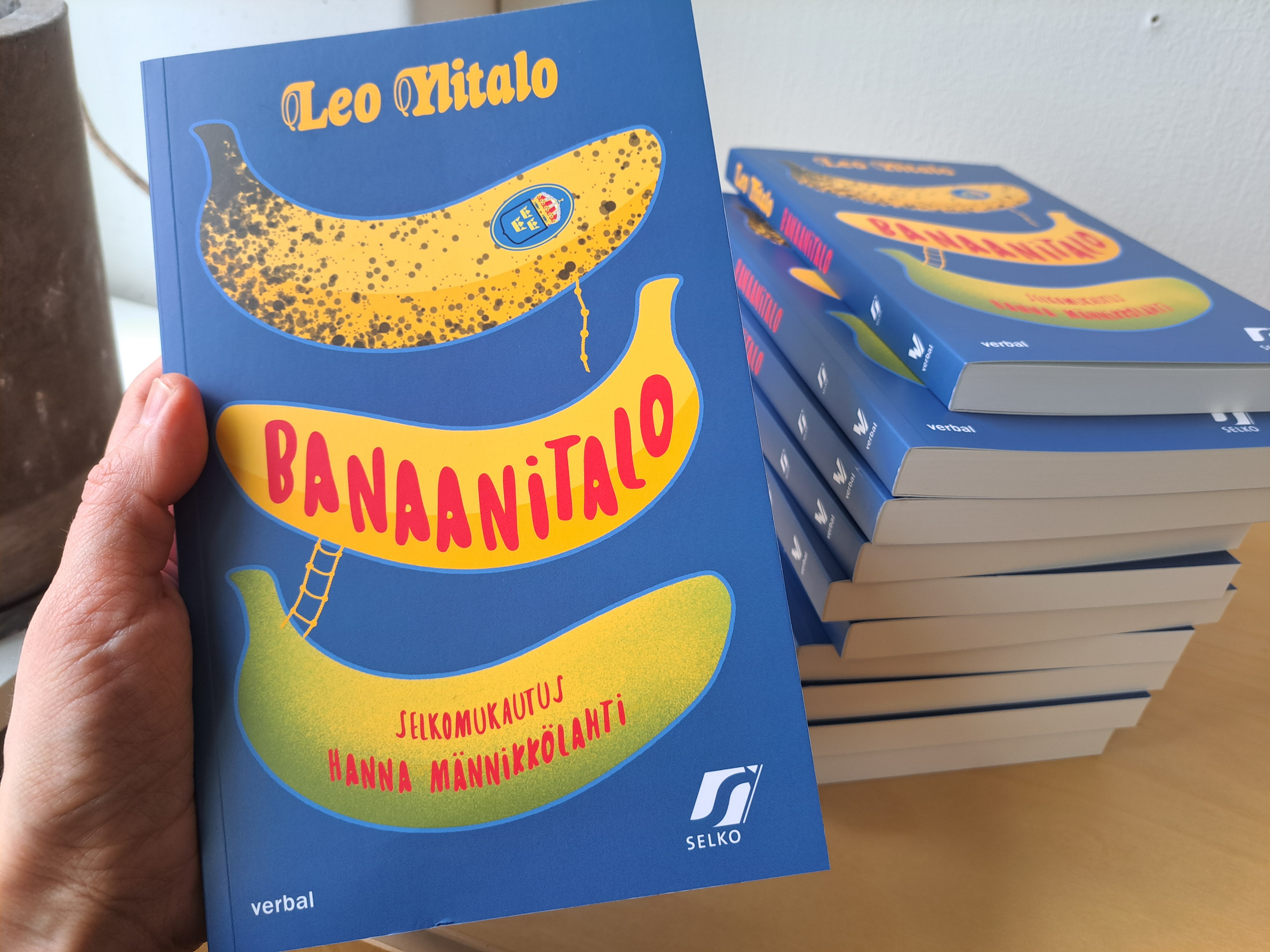 Hög med den lättlästa versionen av Banaanitalo.