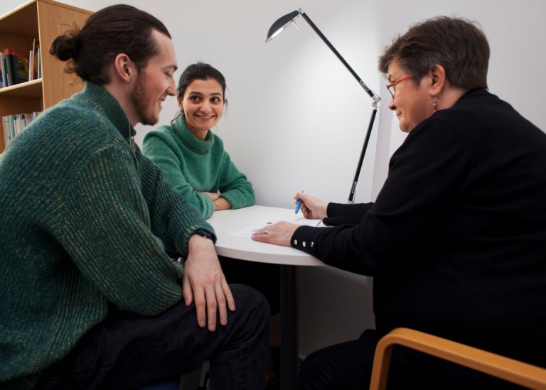 Studenter i handledning på Studie- och språkverkstaden. Foto: Jens Olof Lasthein