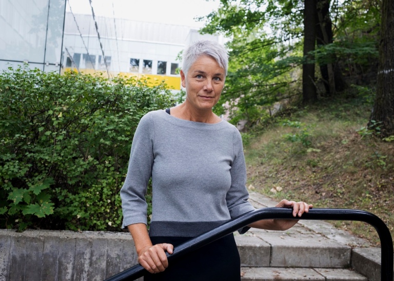 Forskaren Fanny Ambjörnsson utanför Södra huset.