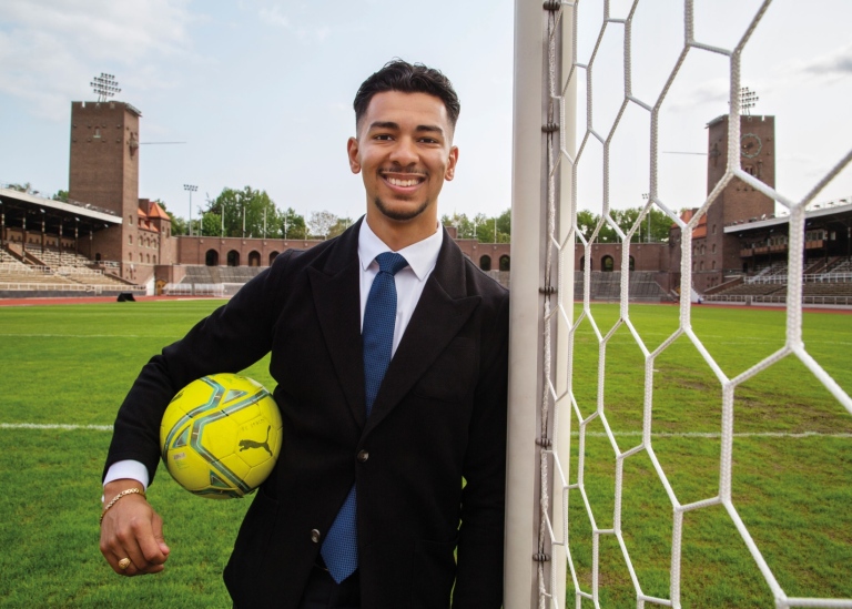David Mikhail lutar sig mot ett fotbollsmål med en gul fotboll under armen.